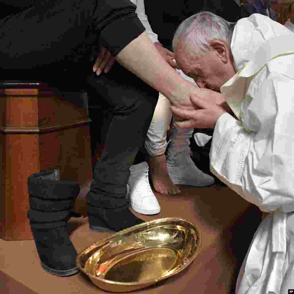 پاپ فرانسیس در &laquo;پنجشنبه مقدس&raquo; مشغول شستن پای ۱۲ زندانی براساس یک رسم دیرین در کلیسای کاتولیک است.