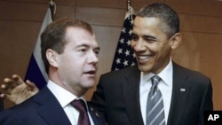 Russian President Dmitry Medvedev, left, meets with U. S. President Barack Obama on the sidelines of the the APEC summit in Yokohama, Japan, 14 Nov 2010