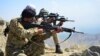 Le mouvement de résistance afghan et les forces du soulèvement anti-talibans prennent position alors qu'ils patrouillent au sommet d'une colline dans la région de Darband, dans le district d'Anaba, dans la province du Panchir, le 1er septembre 2021. 
