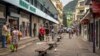 Des piétons portent des masques lorsqu'ils marchent dans une rue de la capitale Victoria, île de Mahé, Seychelles le 25 février 2021.