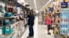 Konsumen berbelanja di toko Walmart di Vernon Hills, Illionois, AS, Minggu, 23 Mei 2021. Lonjakan inflasi masih membayangi AS hingga kini. (Foto: AP)
