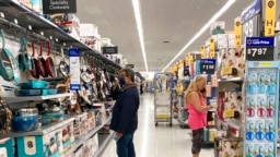 Người tiêu dùng Mỹ đang mua hàng ở một siêu thị Walmart ở bang Illinois