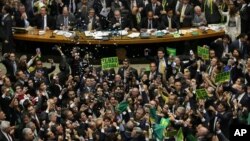Les législateurs de l'opposition célèbrent après que la chambre basse du Congrès ait voté pour attaquer la présidente Dilma Rousseff dans la Chambre des députés à Brasilia, au Brésil, le 17 Avril 2016. (AP Photo/Eraldo Peres)
