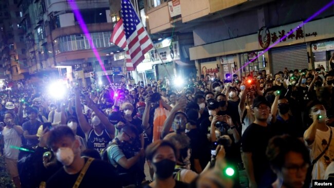En Hong Kong dispersan protesta con gases lacrimógenos