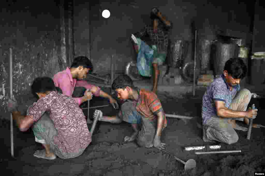 방글라데시 다카의 조선소에서 어린이를 포함한 노동자들이 작업하고 있다.
