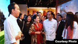 Presiden Joko Widodo dan Ibu Negara, Iriana, meninjau patung lilin Presiden Joko Widodo di Museum Madame Tussauds, Hong Kong, 1 Mei 2017 (Foto Courtessy : Setpres RI)