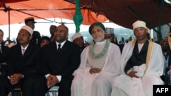 L’actuel président Assoumani Azali, 2e à gauche, suivi de l’ancien président élu des Comores Ahmed Abdallah Sambi et de l’ancien vice-président Idi Nadhoim siègent avec l’ancien vice-président comorien, Ikililou Dhoinine au tribunal constitutionnel de Moroni, aux Comores, lors de la cérémonie d'assermentation de Sambi, 26 mai 2006.