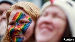 Các nhà hoạt động cho quyền của người đồng tính tham dự cuộc biểu tình ủng hộ hôn nhân đồng tính ở trung tâm Sydney.