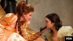 Julia Roberts y Lily Collins en "Mirror Mirror" (Foto de Jan Thijs– ©2012 Relativity Media, LLC)