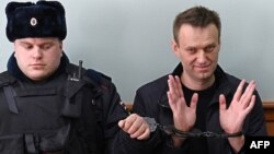 Umunyepolitike Alexei Navalny (i buryo), atavuga rumwe n'ubutegetsi, m'Uburusiya