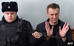 Kremlin critic Alexei Navalny, who was arrested during March 26 anti-corruption rally, gestures during an appeal hearing at a court in Moscow on March 30, 2017.