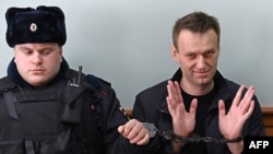 L'opposant russe Alexeï Navalny, arrêté lors du rassemblement anticorruption du 26 mars, est paradé lors d'une audience d'appel devant un tribunal de Moscou, le 30 mars 2017.