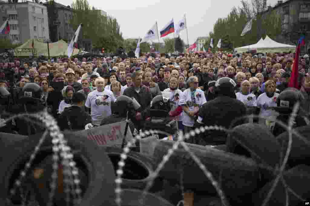 Donetsk&#39;te Odessa&#39;da ölenleri anmak için toplanan Rusya yanlısı ayrılıkçılar (3 Mayıs 2014)