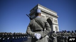 Prajurit Legiun Asing Perancis bersiaga sebelum dimulainya upacara peringatan dirgahayu ke-73 kemenangan atas Nazi Jerman dalam PD II di tahun 1945, Paris, Perancis, 8 Mei 2018 (foto: Lionel Bonaventure/AFP)