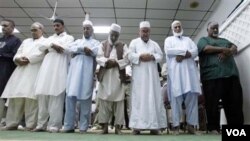 Muslim di Amerika, berbuka puasa bersama dan sholat berjamaah di masjid untuk menghilangkan kerinduan suasana Ramadhan di negara asal. (Foto: dok).