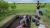 Arqueólogos excavan en el sitio de un montículo de tierra indígena conocido como "cerritos de indios", cerca de Villa Ansina, Uruguay, el 2 de noviembre de 2021. 
