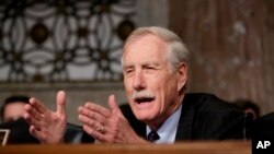 El senador independiente Angus King de Maine, criticó el desorden en el grupo de asesores del presidente Trump.