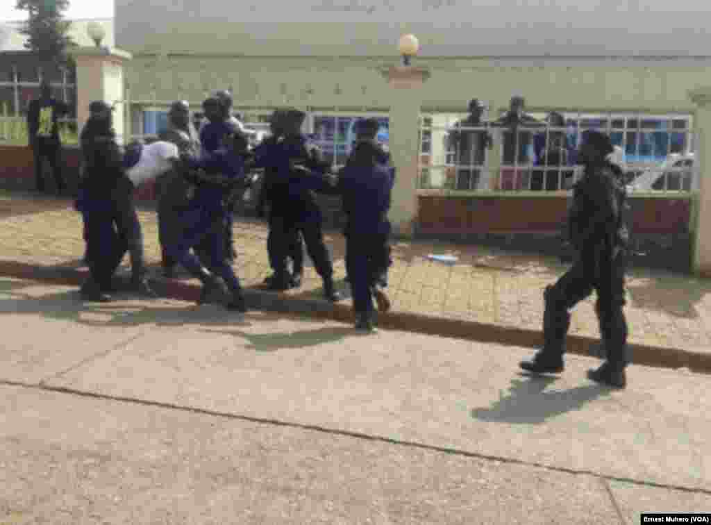 Robert Njangala de Filimbi pris de force par des policiers devant le siège de l'Assemblée provinciale à Bukavu, dans le Sud-Kivu, RDC, 23 février 2016. VOA/Ernest Muhero