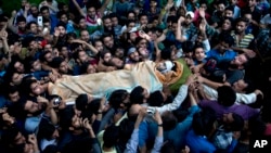 Kashmiri villagers carry body of Burhan Wani, chief of operations of Indian Kashmir's largest rebel group Hizbul Mujahideen, during his funeral procession in Tral, some 38 Kilometers (24 miles) south of Srinagar, Indian-controlled Kashmir, July 9, 2016.