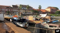 Canoas no porto de Bissau 