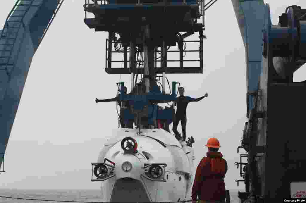 Submersible Alvin about to be launched from the back deck of the R/V Atlantis, Costa Rica Margin. (V. Orphan) 