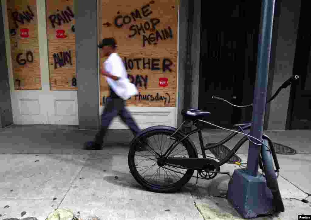 Nhiều cửa h&agrave;ng trong khu phố cổ French Quarter, th&agrave;nh phố New Orleans, đ&atilde; d&ugrave;ng v&aacute;n đ&oacute;ng k&iacute;n c&aacute;c cửa để chống b&atilde;o. 27/8/2012.