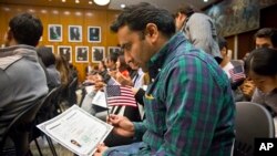 El propósito es ayudar a los residentes elegibles que hablan español en la preparación para el examen de ciudadanía.