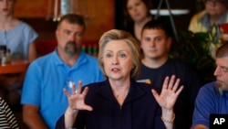 La favorita para la nominación presidencial demócrata Hillary Clinton habló ante trabajadores del acero en Ashland, Kentucky, el lunes, 2 de mayo de 2016. 