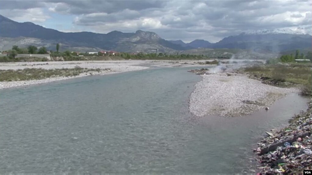Vazhdon dëmtimi i lumenjve në Shqipëri