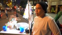 Yarimar López, emigró de Venezuela hace dos años y medio. Ahora se dedica a las ventas ambulantes en la tradicional Carrera Séptima de Bogotá.