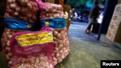 Bawang putih yang diimpor dari China dijual di sebuah pasar tradisional di Jakarta, 3 Februari 2020. (Foto: Ajeng Dinar Ulfiana/Reuters)
