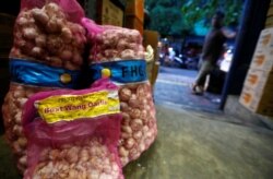 Bawang putih yang diimpor dari China dijual di sebuah pasar tradisional di Jakarta, 3 Februari 2020 (foto: dok).