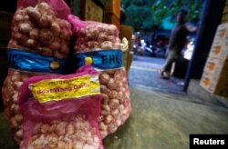 Bawang putih yang diimpor dari China dijual di sebuah pasar tradisional di Jakarta, 3 Februari 2020 (foto: dok).