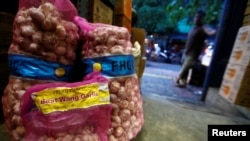 Bawang putih yang diimpor dari China dijual di sebuah pasar tradisional di Jakarta, 3 Februari 2020. (Foto: Reuters)