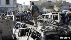 Бойовик хуті серед знищених автомобілів після рейду коаліційних сил