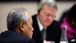 FILE - China's Ambassador to the U.S. Cui Tiankai (L) listens as U.S. Ambassador to China Max Baucus takes notes at a U.S.-China business roundtable in Seattle, Washington, Sept. 23, 2015.