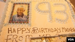 La torta fue parte de la celebración de Mandela en un centro comunitario de Qunu, mientras estudiantes de escuela elemental cantaban "Feliz Cumpleaños".