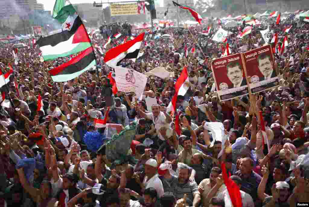 Supporters of Muslim Brotherhood&#39;s presidential candidate Mohamed Morsi celebrate his victory at Tahrir Square in Cairo, June 24, 2012. (Reuters)