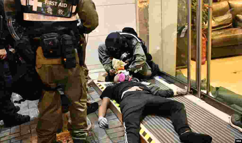 7月28日香港警方在上環文華里一間酒店對開施放催淚彈，之後制服多名示威者，有示威者失去知覺，由警方進行急救。(美國之音湯惠芸拍攝) 