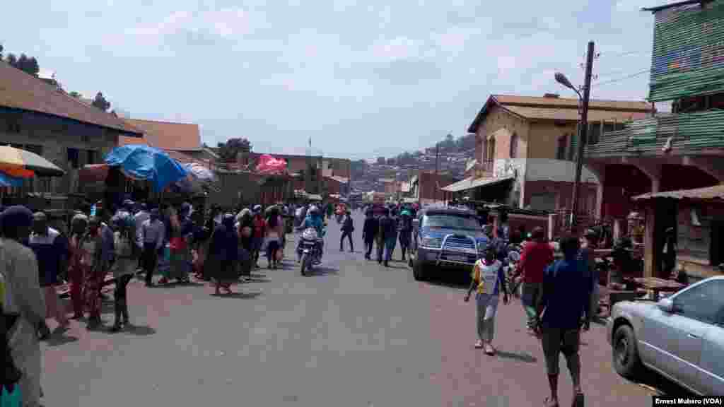 La circulation est fluide en commune populaire de Kadutu, à Bukavu, le 2 août 2017. (VOA/Ernest Muhero)