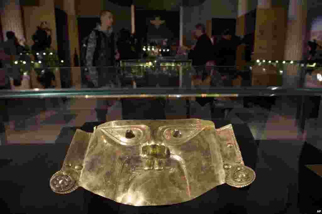 俄罗斯莫斯科普希金美术馆&ldquo;印加黄金千年&rdquo;开幕展上陈列的一幅死者金面具。这些收藏来自利马的秘鲁黄金博物馆。