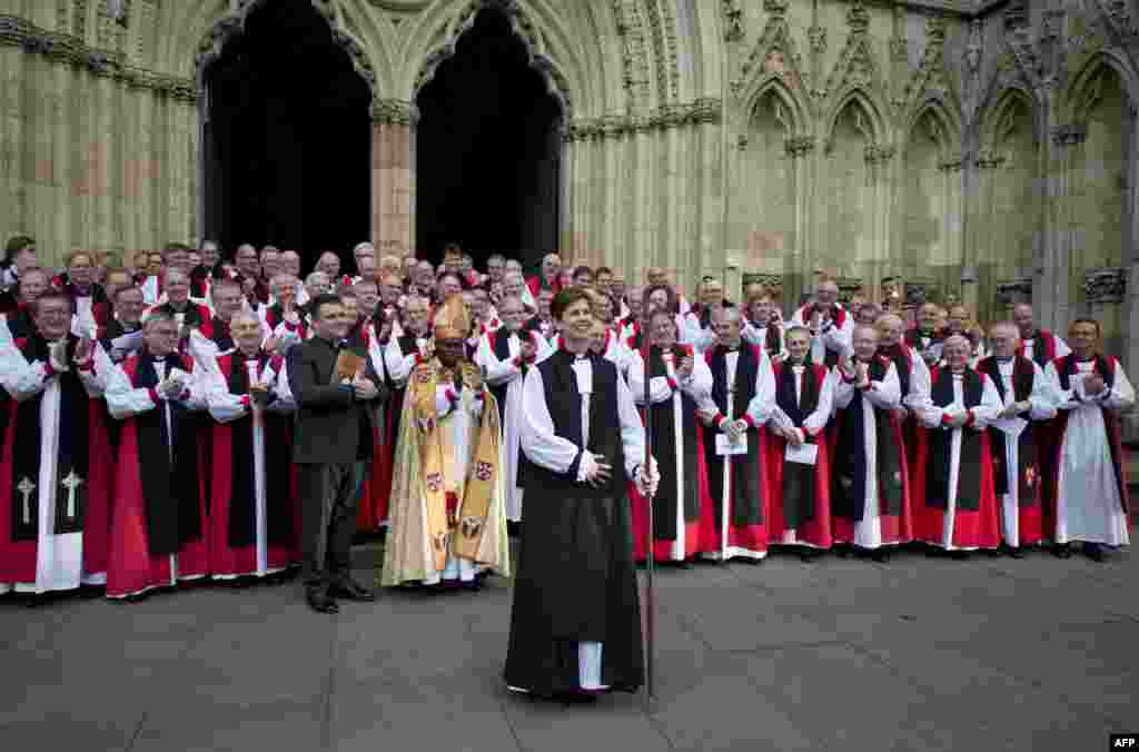 영국 성공회에서 500년 만에 첫 여성 주교가 탄생했다. 스톡포트주교로 서임된 리비 레인 주교가 요크 사원을 나서고 있다. 이번 서임은 전통주의 성직자들의 거센 반대에도 불구하고 이뤄졌다.