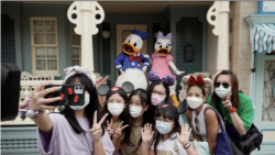Vizitorët në Disneyland bëjnë fotografi me personazhet e mirënjohur të filmave vizatimorë (Hong Kong, 25 shtator 2020)
