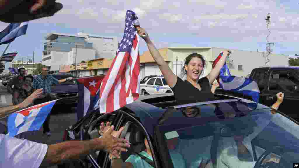 Plusiers jeunes cubains qui sont &nbsp;nés en exiles célèbrent la mort du dictateur en Floride, le 26 novembre 2016.
