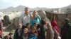 拉米亞阿富汗基金會創始人，退休美國空軍中將約翰·布萊德利和妻子簡·布萊德利在阿富汗與當地孩子們在一起。 （照片由拉米亞阿富汗基金會提供）