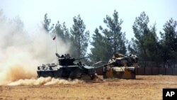 Xe tăng và xe bọc thép Thổ Nhĩ Kỳ được nhìn thấy gần biên giới với Syria, ở Karkamis, Thổ Nhĩ Kỳ, 23/8/2016.