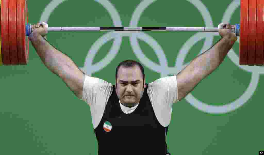 Behdad Salimikordasiabi dari Iran bertanding dalam cabang angkat besi putra +105 kilogram (16/8). (AP/Mike Groll)