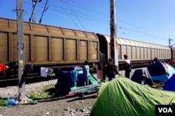 In the last few days tents have gone up close to passing cargo trains in Idomeni, Greece, near the Macedonia border. (Jamie Dettmer for VOA)