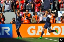 United States forward Chris Wondolowski (l) celebrates his goal with teammate Brad Davis during the first half of a friendly soccer match against South Korea in Carson, California, Feb. 1, 2014.