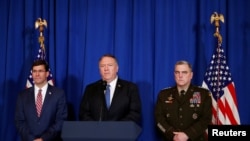 Госсекретарь Майк Помпео объявляет о нанесении авиаударов в Ираке и Сирии. Рядом с Помпео – глава Пентагона Марк Эспер и генерал Марк Милли.